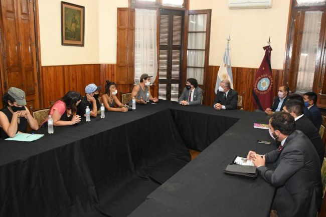 Artistas callejeros con senadores