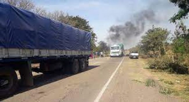 Uno de los habituales cortes de ruta en Mosconi