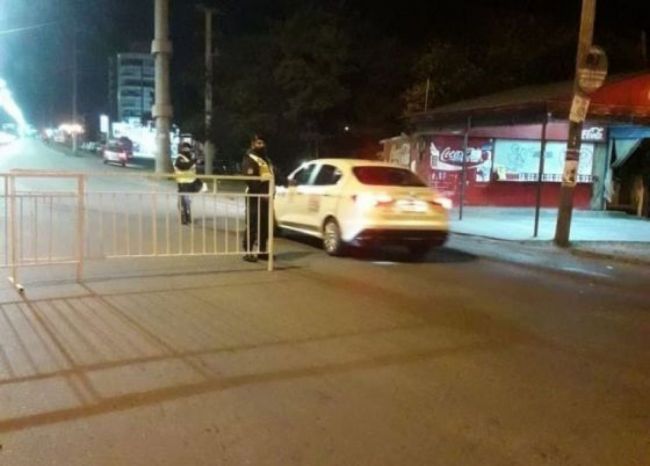 Controles y vallas en distintos puntos de la ciudad