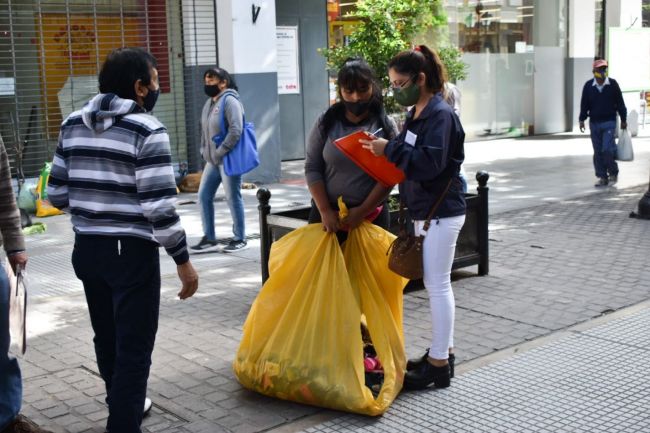 Relevan el número de manteros en el centro