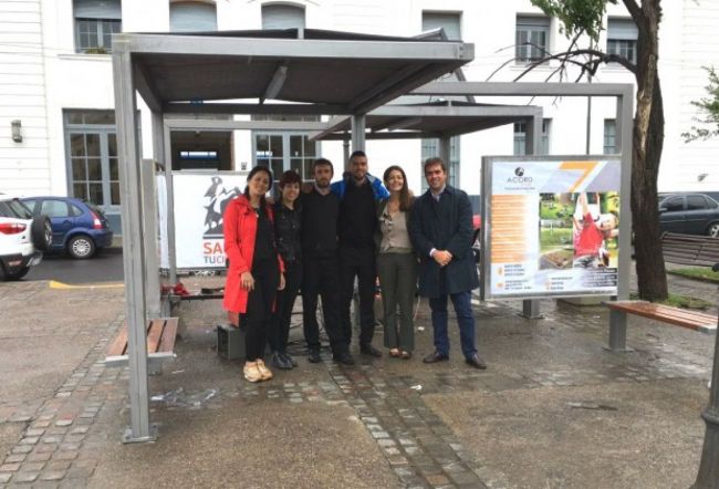 Está frente a la estación de trenes