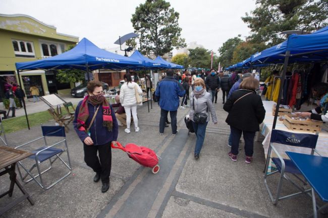Feria de artesanos en Paseo de los Poetas