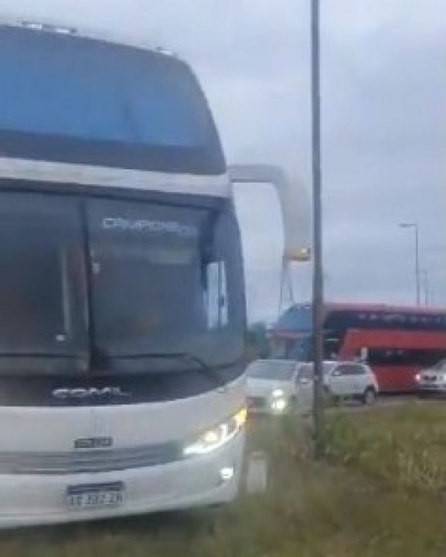 Ómnibus atravesando la rotonda de Güemes