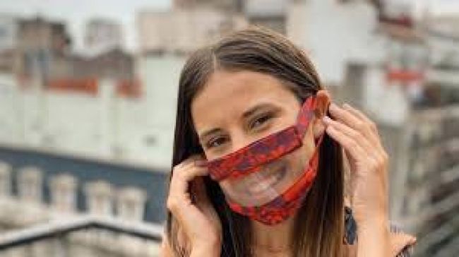 Barbijo transparente ara atención al público