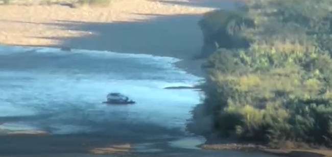 La camioneta a bordo del gomón