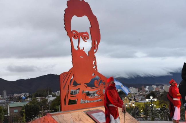 Escultura de Güemes en plaza España