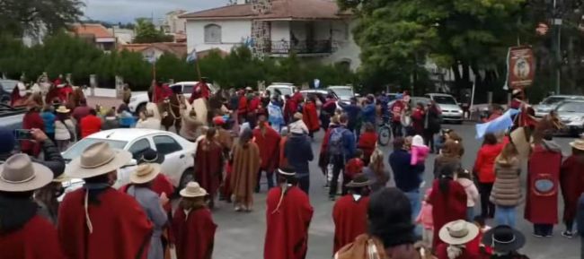 Gauchos en el monumento desfilando ante el prócer gaucho