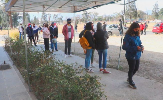 Jóvenes y adolescentes en fila para recibir la vacuna