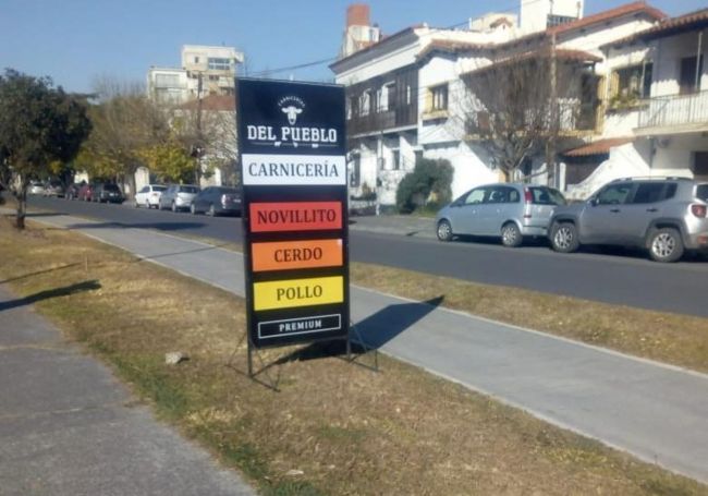 No se permiten carteles en platabandas