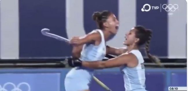 Valentina Raposo festeja su gol ante España