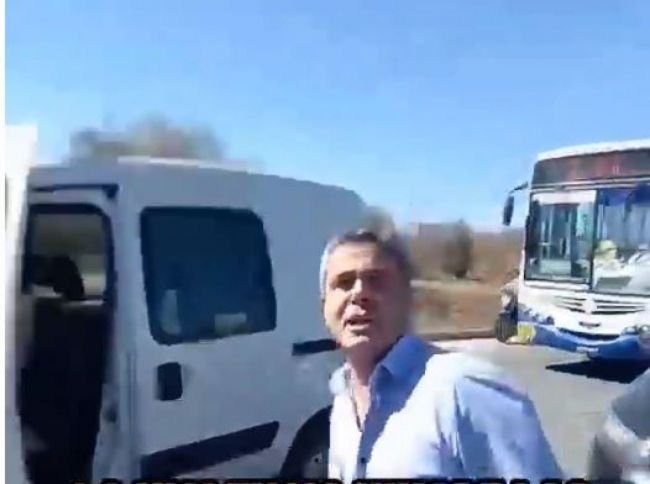 El violento se apresta a sacar el golpe