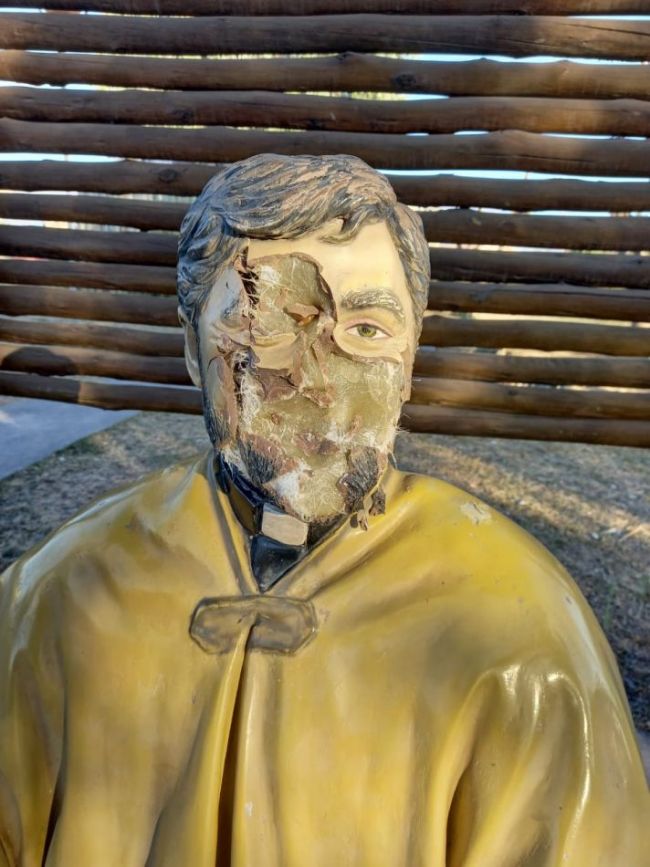 La imagen vandalizada del padre Chifri