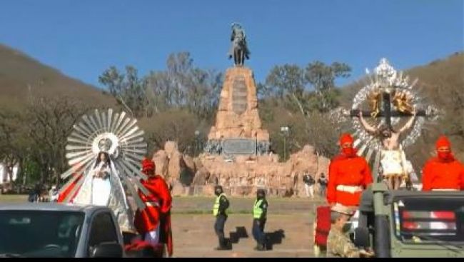 La caravana a su paso por el Monumento a Güemes
