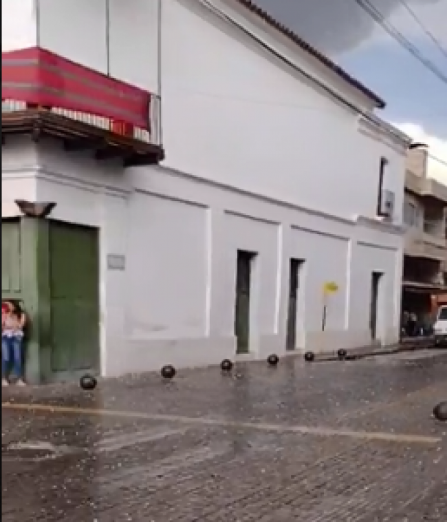 En un momento cayó granizo sin lluvia