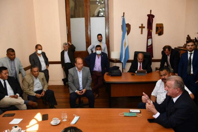 Villada con Senadores en un cuarto intermedio de la sesión