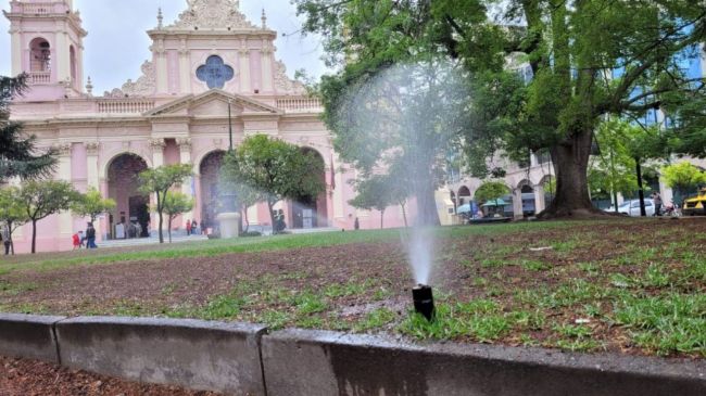 Sistema de riego en plaza 9 de julio