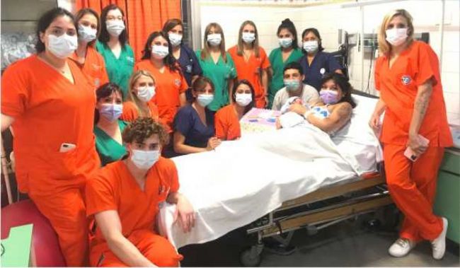 Tomas Benjamin rodeado de afecto