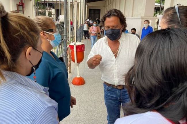 Sáenz se muestra en público