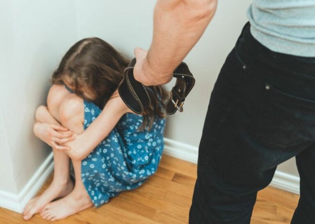 Condenado por lesionar a su propia hija