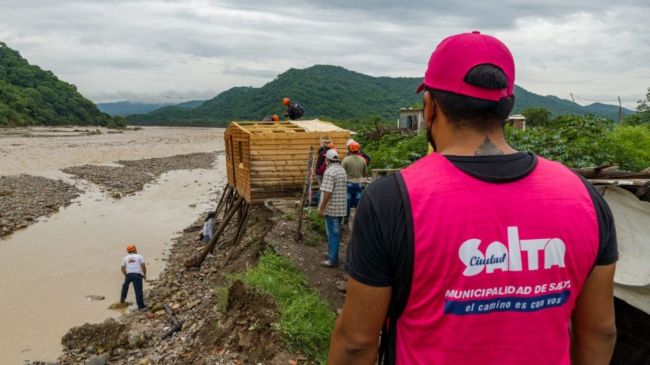 Apuntalando una casa al borde del río