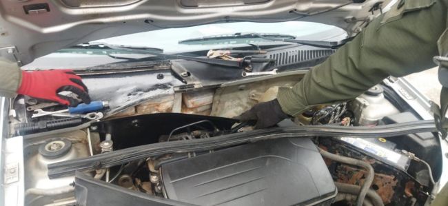 La droga oculta en el capot del vehículo