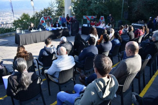 Audiencia en la cima del cerro