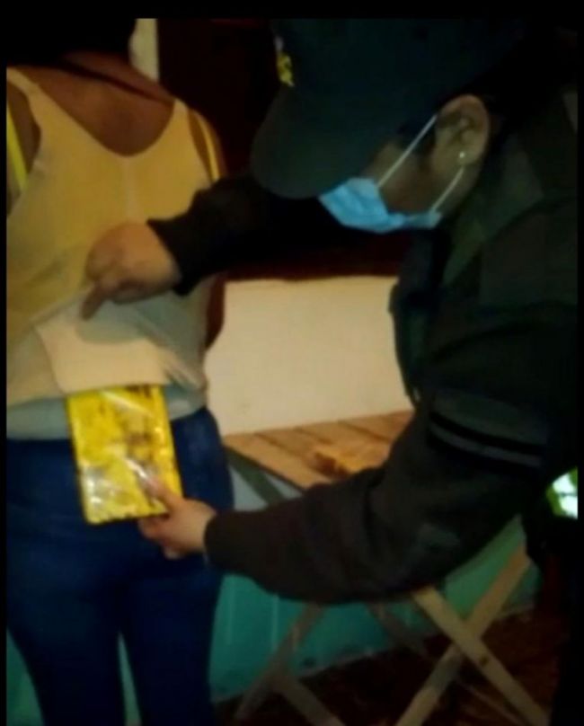 Llevaba droga entre sus prendas