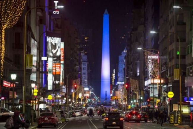 Obelisco iluminado en honor a Güemes