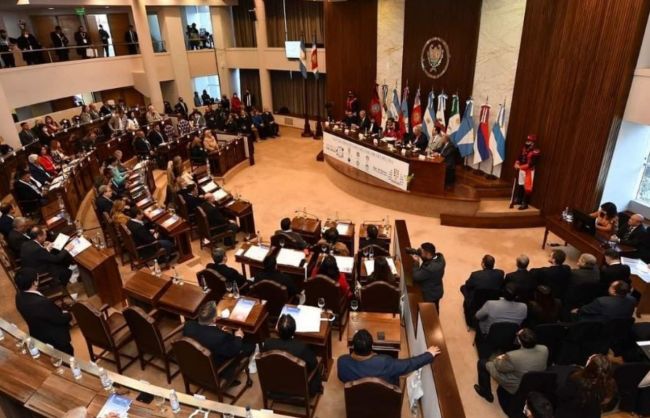 Sesión plenaria del Parlamento del Norte Grande