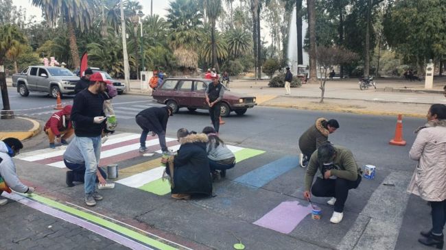 Senda con los colores del colectivo LGBT+