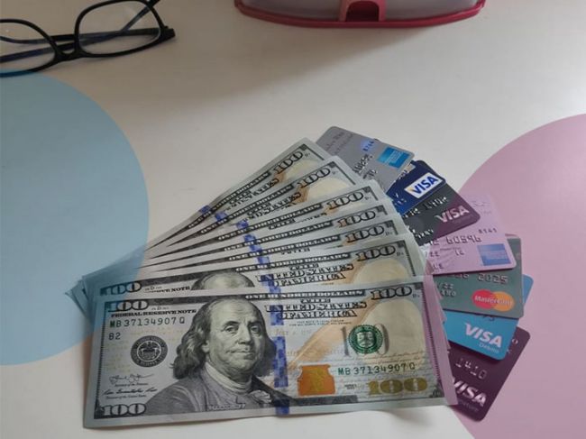 Más tasas a compras en dólares con tarjetas