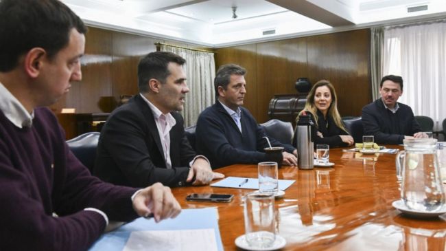 Flavia Royón junto a Sergio Massa y equipo
