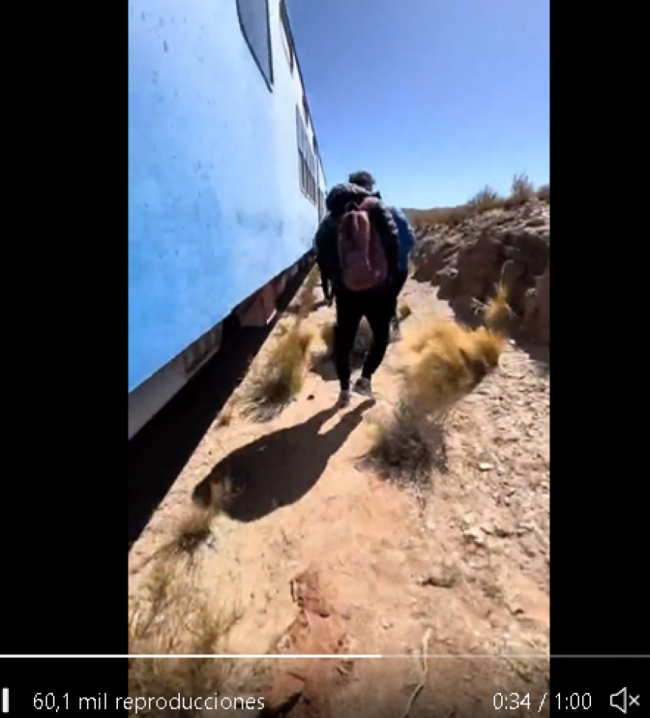 El video de los pasajeros caminando por la puna