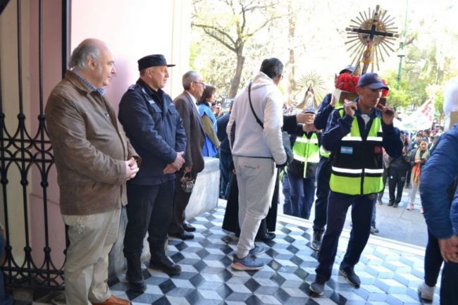 Policías llegando a la catedral