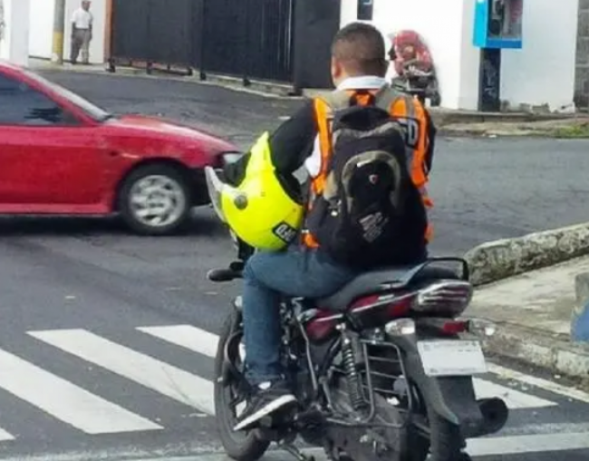 Con casco pero en infracción