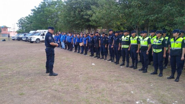 La policía se suma a la distribución de agua