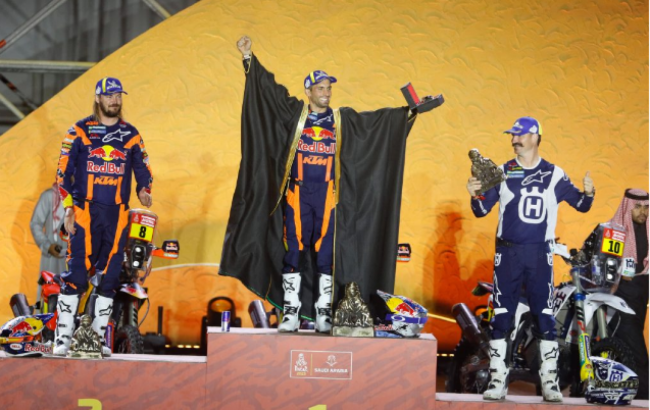 El salteño celebra su triunfo en el Dakar