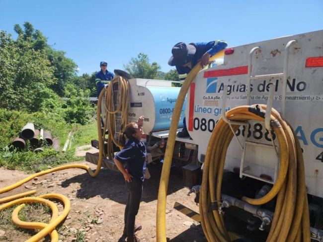 Camiones cisterna para suplir la falta de agua corriente