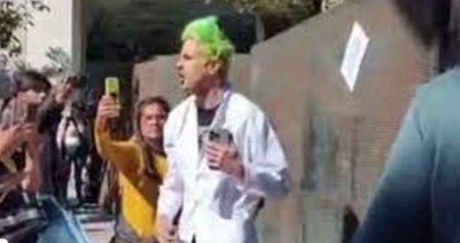 Insólita actitud del influencer