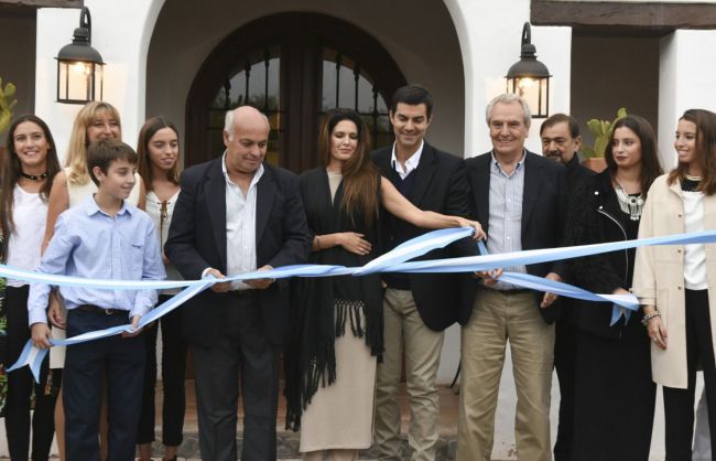 Corte de cintas del nuevo hotel en Guachipas