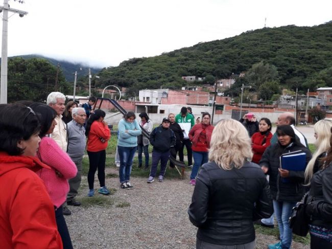 Vecinos reunidos con  la edil