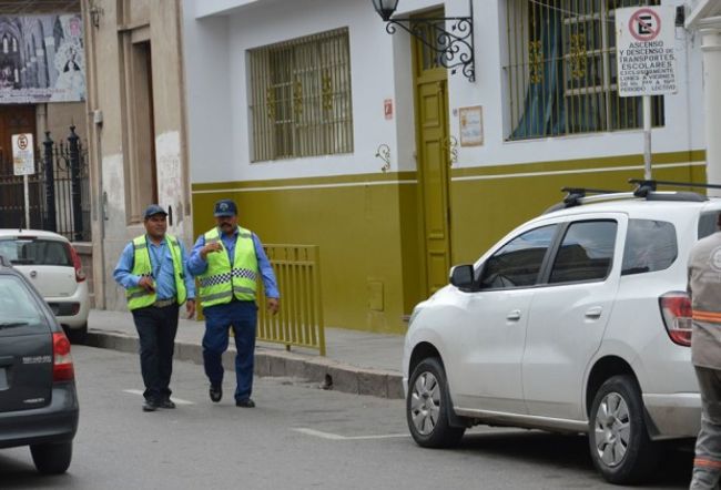 Estrictos controles de estacionamiento