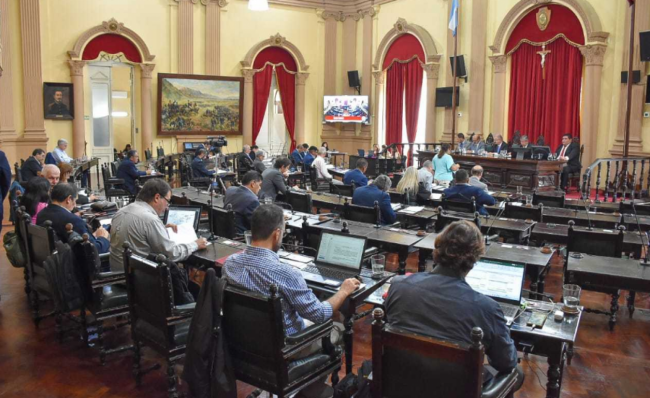 Aprueban DNU sobre arancelamiento a extranjeros