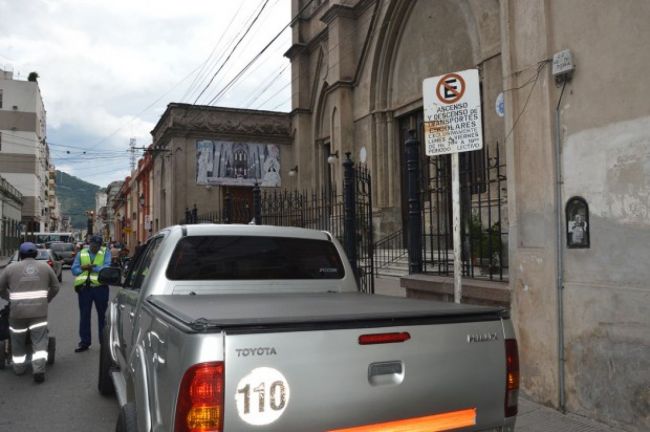 Estacionado frente al cartel que lo prohíbe