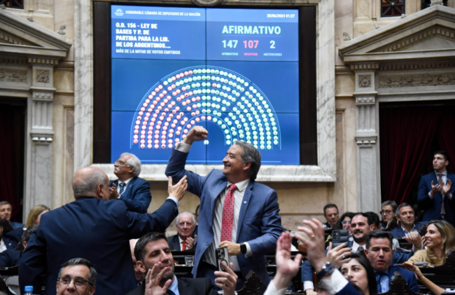 Zapata celebra el resultado de la votación
