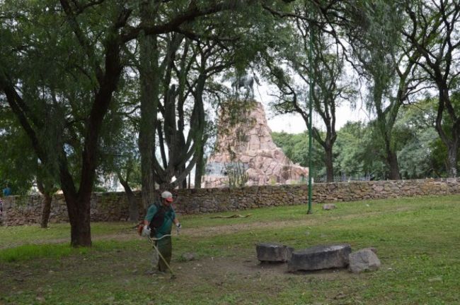 Desmalezado en el predio del monumento