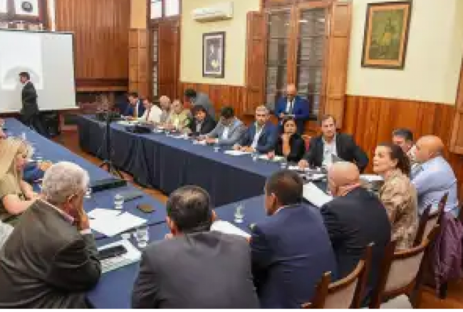 Autoridades de educación con senadores