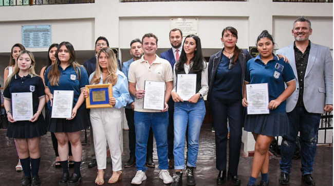Reconocimiento a ex alumnos del Colegio del Milagro