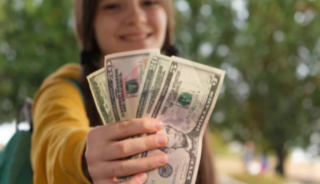 Menores con cuentas en dólares