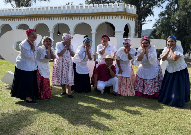 Adultos mayores celebran el 25 de mayo